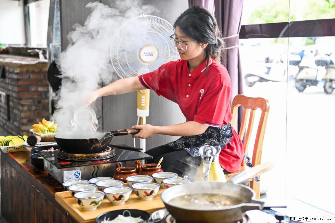 全网追的“扁担女孩”，找了一份暑假工，时薪12元 - 葫芦岛生活资讯 - 葫芦岛28生活网 hld.28life.net